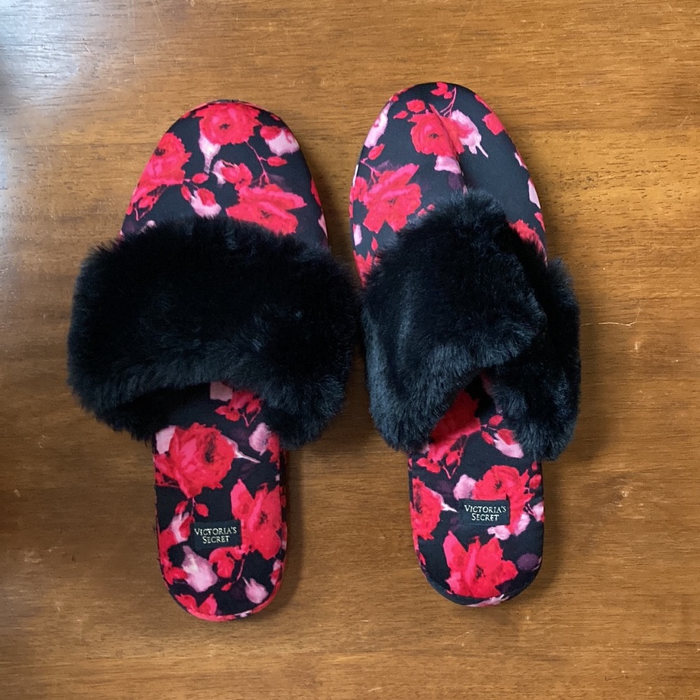 NEW! VS SLIPPERS